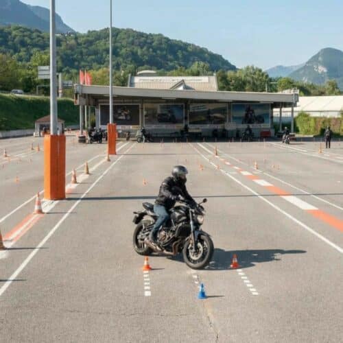 Élève en formation permis moto A2 sur piste privée à Moto Conduite Grenoble