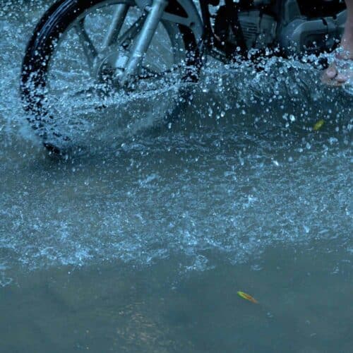 permis moto pluie route mouillée rouler à moto sur chaussée humide