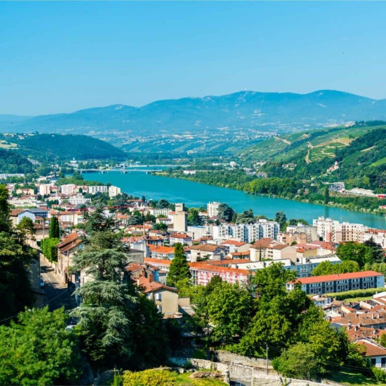 Route entre Vienne et Grenoble le long de l'Isère, pour rejoindre Moto Conduite et passer le permis moto