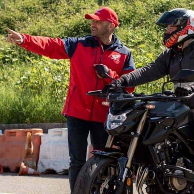 Motard en formation passerelle permis A2 vers permis A chez Moto Conduite Grenoble